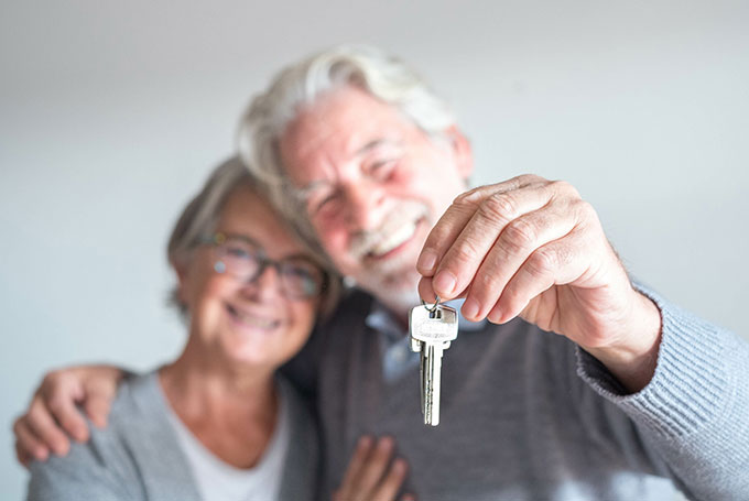 altes Ehepaar hält Schlüssel