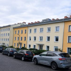 Hausverwaltung Wohnstraße mit Parkplätzen und Gebäuden